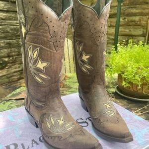 These beautiful cowboy boots are brand new and never been worn.